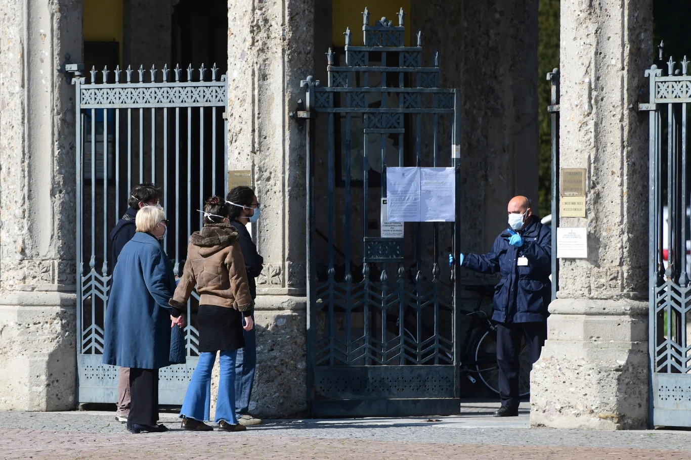 Z powodu tak dużej liczby zgonów organizowana jest ogromna liczba pogrzebów. Jak podaje AFP, w tej części Włoch pogrzeby odbywają się nawet co pół godziny. Z powodu tak dużej liczby zgonów organizowana jest ogromna liczba pogrzebów. Jak podaje AFP, w tej części Włoch pogrzeby odbywają się nawet co pół godziny.