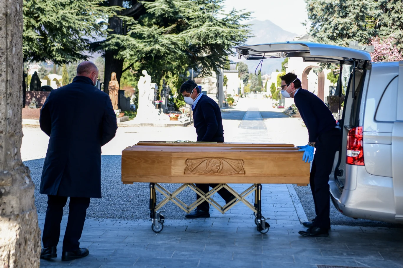 Dziennik „L'Eco di Bergamo” zwraca uwagę, że podczas gdy w jednym tygodniu marca 2019 roku zmarły w Bergamo 23 osoby, w tym samym okresie tego roku w Bergamo i okolicach zanotowano 330 zgonów. Te dane, podkreśla gazeta, ukazują obraz skutków epidemii w jej włoskim epicentrum, gdzie umierają przede wszystkim starsi ludzie. Dziennik „L'Eco di Bergamo” zwraca uwagę, że podczas gdy w jednym tygodniu marca 2019 roku zmarły w Bergamo 23 osoby, w tym samym okresie tego roku w Bergamo i okolicach zanotowano 330 zgonów. Te dane, podkreśla gazeta, ukazują obraz skutków epidemii w jej włoskim epicentrum, gdzie umierają przede wszystkim starsi ludzie.