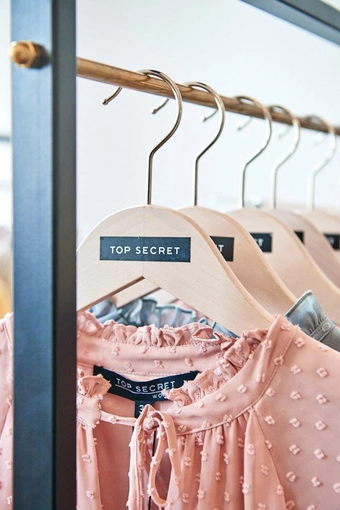 Jaki styl na lato marka Top Secret proponuje mężczyznom? Przede wszystkim casualowy inspirowany podróżami, zaś charakterem nawiązujący do lat 80. i 90. Tutaj paleta kolorystyczna oparta została na bazowych odcieniach takich jak jasny beż, błękit, szarość, biel podkreślona rozbielonym kolorem żółtym oraz wyrazistym niebieskim. Jaki styl na lato marka Top Secret proponuje mężczyznom? Przede wszystkim casualowy inspirowany podróżami, zaś charakterem nawiązujący do lat 80. i 90. Tutaj paleta kolorystyczna oparta została na bazowych odcieniach takich jak jasny beż, błękit, szarość, biel podkreślona rozbielonym kolorem żółtym oraz wyrazistym niebieskim.