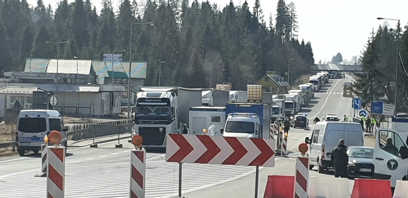 Na przejściach stoją wielokilometrowe kolejki ciężarówek Na przejściach stoją wielokilometrowe kolejki ciężarówek