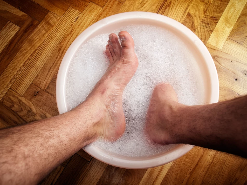 Rytuał moczenia stóp w rozgrzewającej kąpieli może być bardzo przyjemny