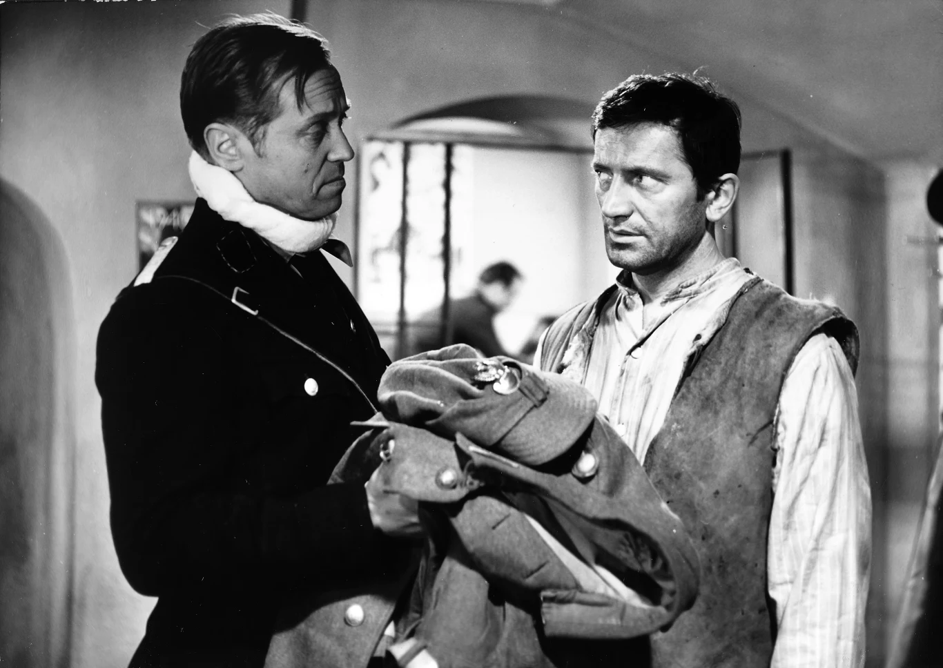 Jako gestapowiec aktor pojawił się także w kultowym filmie "Jak rozpętałem drugą wojnę światową". Była to dość zabawna kreacja. Wszyscy zapewne pamiętają, jak bohater grany przez Karewicza próbował wymówić "Grzegorz Brzęczyszczykiewicz".
Na zdjęciu: Emil Karewicz i Marian Kociniak w filmie "Jak rozpętałem drugą wojnę światową"