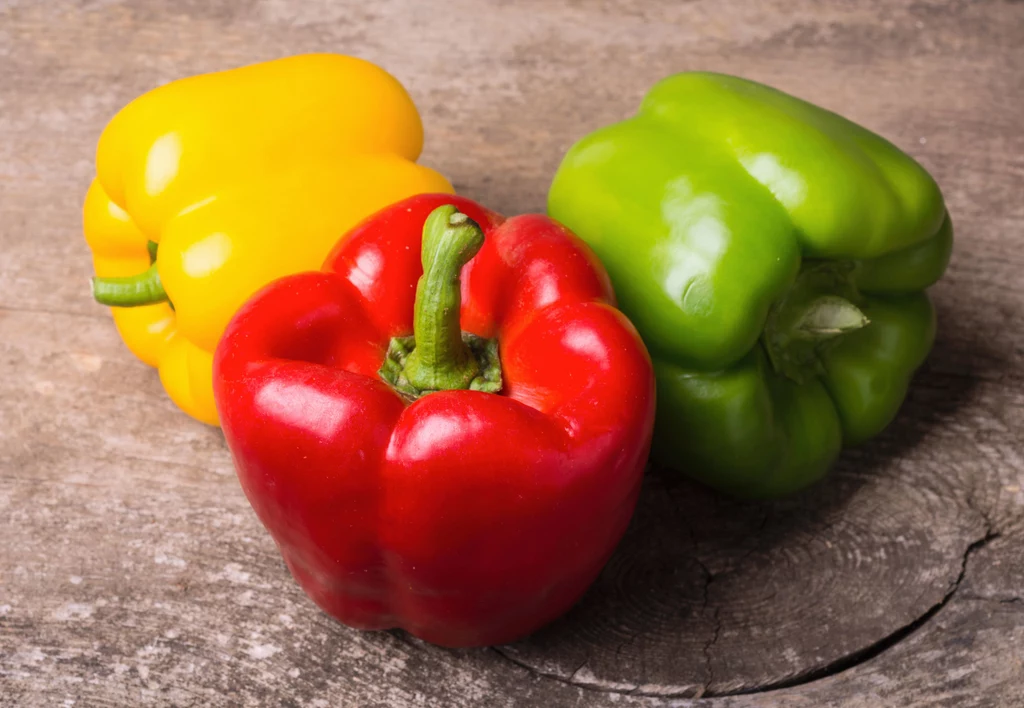 Podstawowym źródłem karotenoidów w diecie są żółto oraz czerwono zabarwione warzywa i owoce
