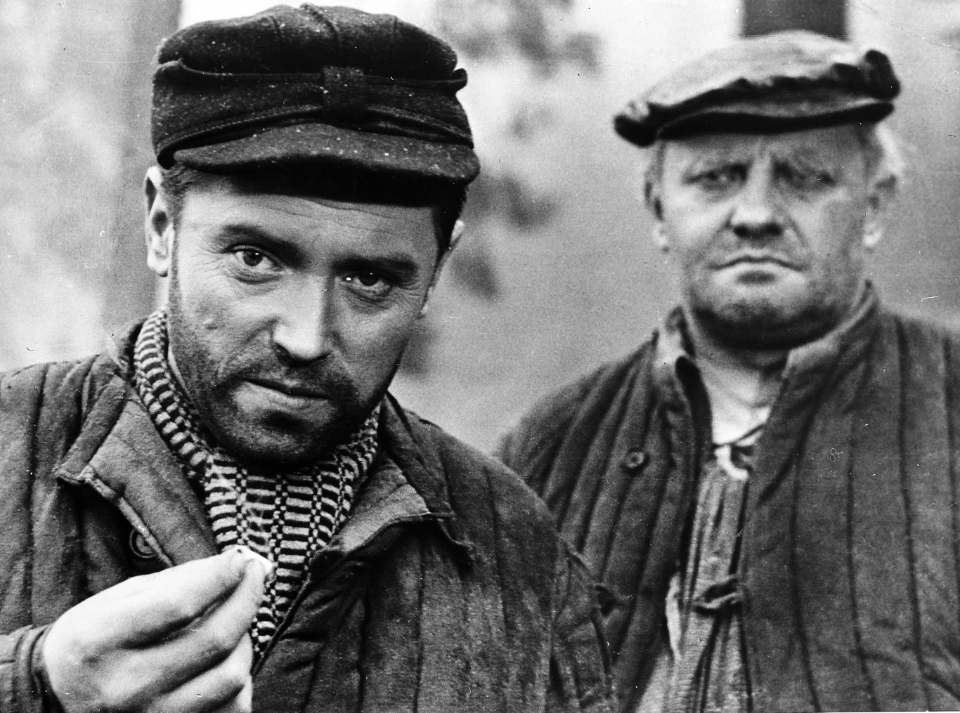 Aktor przyszedł na świat w 1923 roku w Wilnie i tam zaczynał karierę. Po wojnie ukończył Studio Aktorskie Iwo Galla (studiował m.in. razem z Barbarą Krafftówną). Sławę i uznanie krytyków przyniosła mu brawurowo zagrana postać Tadka "Warszawiaka" w kultowym filmie "Baza ludzi umarłych".