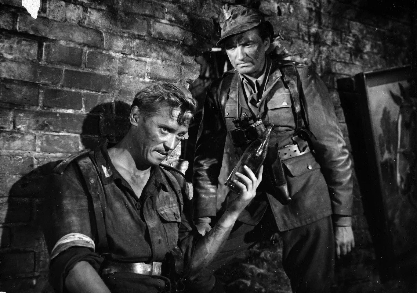 Ze Stanisławem Mikulskim Karewicz po raz pierwszy spotkał się na planie "Kanału" Andrzeja Wajdy, "Po zdjęciach trzeba było kilka razy się kąpać, żeby zmyć z siebie brud i sadzę" - wspominał pracę na planie późniejszy Kloss.
Na zdjęciu: Emil Karewicz jako porucznik "Mądry"