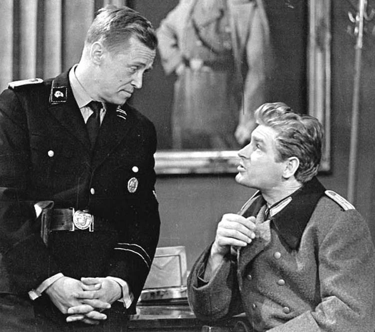 W 1967 roku aktor zagrał najważniejszą postać w swojej karierze - Hermanna Brunnera w serialu "Stawka większa niż życie". I choć potem Karewicz grał w wielu produkcjach, żadna z nich nie była równie popularna co "Stawka...".
Na zdjęciu: Emil Karewicz jako Brunner i Stanisław Mikulski jako Hans Kloss