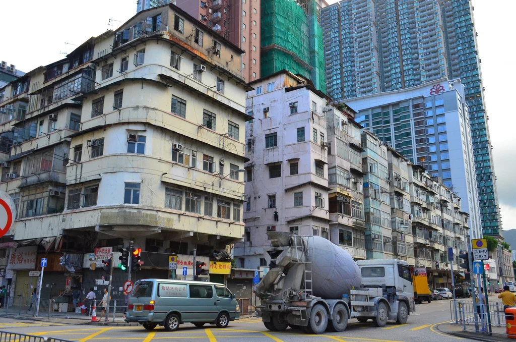 Enklawa Kowloon Ma zaledwie 0,003 km2 powierzchni. Dzielnica miała być niezależną osadą, jednak z czasem została wchłonięta przez Hongkong. Przestępcy na tym terenie czuli się od zawsze jak ryby w wodzie. Dzielnica kojarzona głównie z hazardem, prostytucją i nielegalnymi emigrantami przyciągała także zwykłych mieszkańców, którzy chcieli mieszać w anarchistycznej przestrzeni. Enklawa Kowloon Ma zaledwie 0,003 km2 powierzchni. Dzielnica miała być niezależną osadą, jednak z czasem została wchłonięta przez Hongkong. Przestępcy na tym terenie czuli się od zawsze jak ryby w wodzie. Dzielnica kojarzona głównie z hazardem, prostytucją i nielegalnymi emigrantami przyciągała także zwykłych mieszkańców, którzy chcieli mieszać w anarchistycznej przestrzeni.