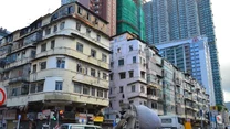 Enklawa Kowloon 

Ma zaledwie 0,003 km2 powierzchni. Dzielnica miała być niezależną osadą, jednak z czasem została wchłonięta przez Hongkong.

Przestępcy na tym terenie czuli się od zawsze jak ryby w wodzie. Dzielnica kojarzona głównie z hazardem, prostytucją i nielegalnymi emigrantami przyciągała także zwykłych mieszkańców, którzy chcieli mieszać w anarchistycznej przestrzeni. 

