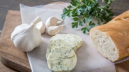 Jak zrobić pyszne masło czosnkowe?
