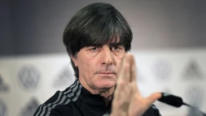 Spójrzmy na losy Loewa. Brzęczek ma łatwiej...