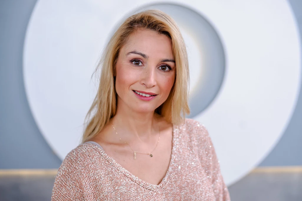 Joanna Brodzik Joanna Brodzik jest znana głównie z ról w takich serialach jak „Graczykowie”, „Kasia i Tomek”, „Magda M.”, czy „Dom nad rozlewiskiem”. Za grę aktorską w filmie „Jasne błękitne okna” została doceniona w kraju, jak i za jego granicami. Od lat jest związana z Pawłem Wilczakiem. Między parą zaiskrzyło już na planie zdjęciowym do serialu „Kasia i Tomek”. Mimo dużych osiągnięć Joanna pozostała bardzo skromną osobą. Uwielbia proste stylizacje, nie chwali się markowymi produktami czy egzotycznymi wakacjami. Na swoim profilu w mediach społecznościowych publikuje zdjęcia z rodziną, przyjaciółmi oraz wpisy, które dotyczą jej zaangażowania w akcje charytatywne. Joanna Brodzik Joanna Brodzik jest znana głównie z ról w takich serialach jak „Graczykowie”, „Kasia i Tomek”, „Magda M.”, czy „Dom nad rozlewiskiem”. Za grę aktorską w filmie „Jasne błękitne okna” została doceniona w kraju, jak i za jego granicami. Od lat jest związana z Pawłem Wilczakiem. Między parą zaiskrzyło już na planie zdjęciowym do serialu „Kasia i Tomek”. Mimo dużych osiągnięć Joanna pozostała bardzo skromną osobą. Uwielbia proste stylizacje, nie chwali się markowymi produktami czy egzotycznymi wakacjami. Na swoim profilu w mediach społecznościowych publikuje zdjęcia z rodziną, przyjaciółmi oraz wpisy, które dotyczą jej zaangażowania w akcje charytatywne.