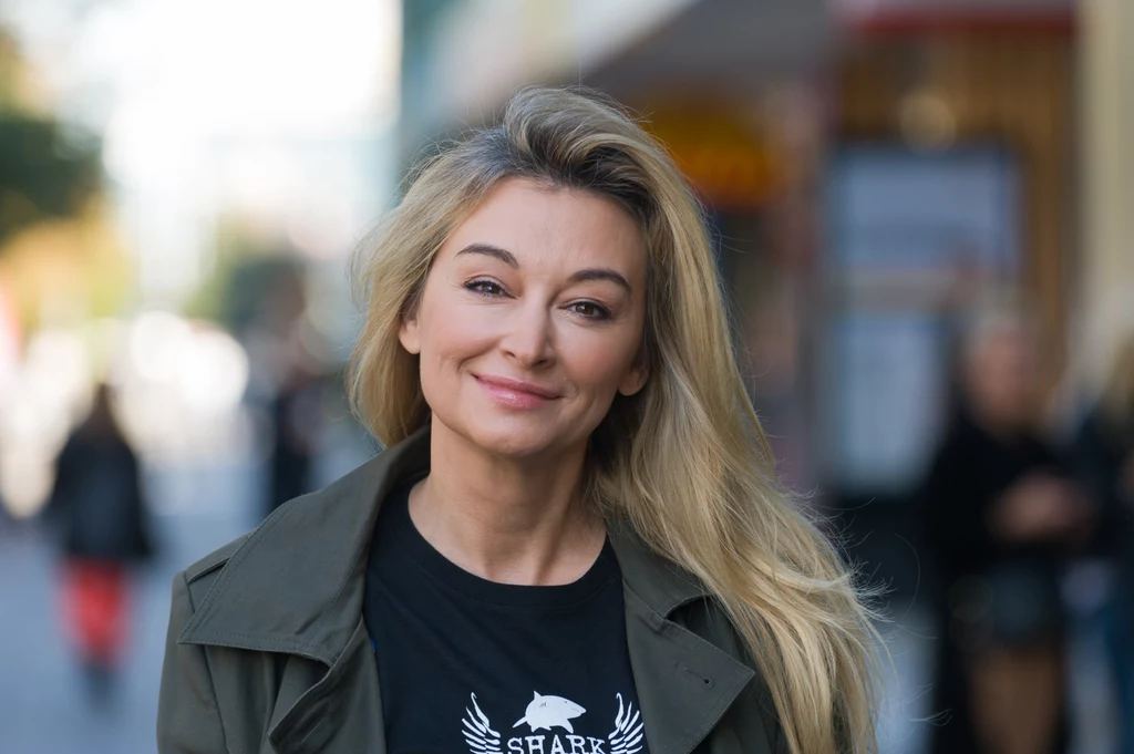 Martyna Wojciechowska Martyna Wojciechowska może się pochwalić niezwykłymi osiągnięciami. Dziennikarka współpracowała z wieloma znanymi miesięcznikami i stacjami telewizyjnymi. Ma własny program podróżniczy, jest redaktorem naczelnym pisma „National Geographic” i spełnia się w sportach wyczynowych. Wojciechowska żyje skromnie, a całą swoją energię skupia na pomocy dla potrzebujących. Najczęściej możemy ją zobaczyć w wygodnych ubraniach i bez grama makijażu. W jednym z wywiadów przyznała, że jej obecny partner – Przemek Kossakowski ujął ją właśnie prostym podejściem do życia. Podobno gdy usłyszała, że mieszka w chacie na Podlasiu i uwielbia skromne życie, doszła do wniosku, że mają ze sobą wiele wspólnego. Martyna Wojciechowska Martyna Wojciechowska może się pochwalić niezwykłymi osiągnięciami. Dziennikarka współpracowała z wieloma znanymi miesięcznikami i stacjami telewizyjnymi. Ma własny program podróżniczy, jest redaktorem naczelnym pisma „National Geographic” i spełnia się w sportach wyczynowych. Wojciechowska żyje skromnie, a całą swoją energię skupia na pomocy dla potrzebujących. Najczęściej możemy ją zobaczyć w wygodnych ubraniach i bez grama makijażu. W jednym z wywiadów przyznała, że jej obecny partner – Przemek Kossakowski ujął ją właśnie prostym podejściem do życia. Podobno gdy usłyszała, że mieszka w chacie na Podlasiu i uwielbia skromne życie, doszła do wniosku, że mają ze sobą wiele wspólnego.