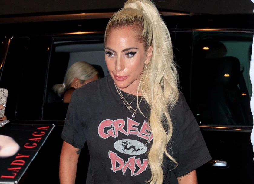 Lady Gaga Lady Gaga zasłynęła z ekstrawaganckiego wizerunku i kontrowersyjnej twórczości. Po zejściu ze sceny artystka wraca jednak do rzeczywistości i żyje równie skromnie, co przeciętny obywatel. Podobno uwielbia zakładać wygodne ciuchy, zasiadać na kanapie przed telewizorem i samodzielnie gotować posiłki. W jednym z amerykańskich programów typu talk show wyznała, że często kupuje ubrania na wyprzedaży, a ludzie dziwnie na nią patrzą, gdy chce wykorzystać zniżkowe kupony w sklepie. Lady Gaga Lady Gaga zasłynęła z ekstrawaganckiego wizerunku i kontrowersyjnej twórczości. Po zejściu ze sceny artystka wraca jednak do rzeczywistości i żyje równie skromnie, co przeciętny obywatel. Podobno uwielbia zakładać wygodne ciuchy, zasiadać na kanapie przed telewizorem i samodzielnie gotować posiłki. W jednym z amerykańskich programów typu talk show wyznała, że często kupuje ubrania na wyprzedaży, a ludzie dziwnie na nią patrzą, gdy chce wykorzystać zniżkowe kupony w sklepie.