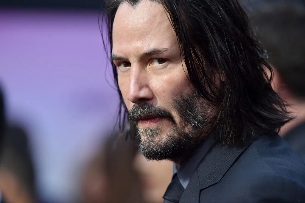 Keanu Reeves Chyba nikogo nie trzeba przekonywać, że Keanu Reeves to jeden z najskromniejszych gwiazdorów. Dowodów na to jest mnóstwo. Aktor nie tylko podróżuje na co dzień publicznymi środkami transportu, ale także regularnie korzysta z różnych promocji i wyprzedaży w sklepach. Nie spotkacie go raczej w drogiej restauracji, gdyż na miejsce na lunch wybiera najczęściej ławkę w parku. Niejednokrotnie udowodnił, że relacje międzyludzkie są dla niego ważniejsze niż pieniądze. Podobno tuż po otrzymaniu gaży za główną rolę w „Matrixie”, przeznaczył 20 tysięcy dolarów na wynagrodzenie dla technika pracującego na planie filmowym. Keanu przeszedł w życiu przez niejedną tragedię. Wychował się z ojcem-narkomanem, a później doświadczał wielu przeprowadzek z matką, która często zmieniała partnerów. W 1999 roku jego partnerka urodziła martwe dziecko, a później sama zginęła w tragicznym wypadku samochodowym. Keanu Reeves Chyba nikogo nie trzeba przekonywać, że Keanu Reeves to jeden z najskromniejszych gwiazdorów. Dowodów na to jest mnóstwo. Aktor nie tylko podróżuje na co dzień publicznymi środkami transportu, ale także regularnie korzysta z różnych promocji i wyprzedaży w sklepach. Nie spotkacie go raczej w drogiej restauracji, gdyż na miejsce na lunch wybiera najczęściej ławkę w parku. Niejednokrotnie udowodnił, że relacje międzyludzkie są dla niego ważniejsze niż pieniądze. Podobno tuż po otrzymaniu gaży za główną rolę w „Matrixie”, przeznaczył 20 tysięcy dolarów na wynagrodzenie dla technika pracującego na planie filmowym. Keanu przeszedł w życiu przez niejedną tragedię. Wychował się z ojcem-narkomanem, a później doświadczał wielu przeprowadzek z matką, która często zmieniała partnerów. W 1999 roku jego partnerka urodziła martwe dziecko, a później sama zginęła w tragicznym wypadku samochodowym.