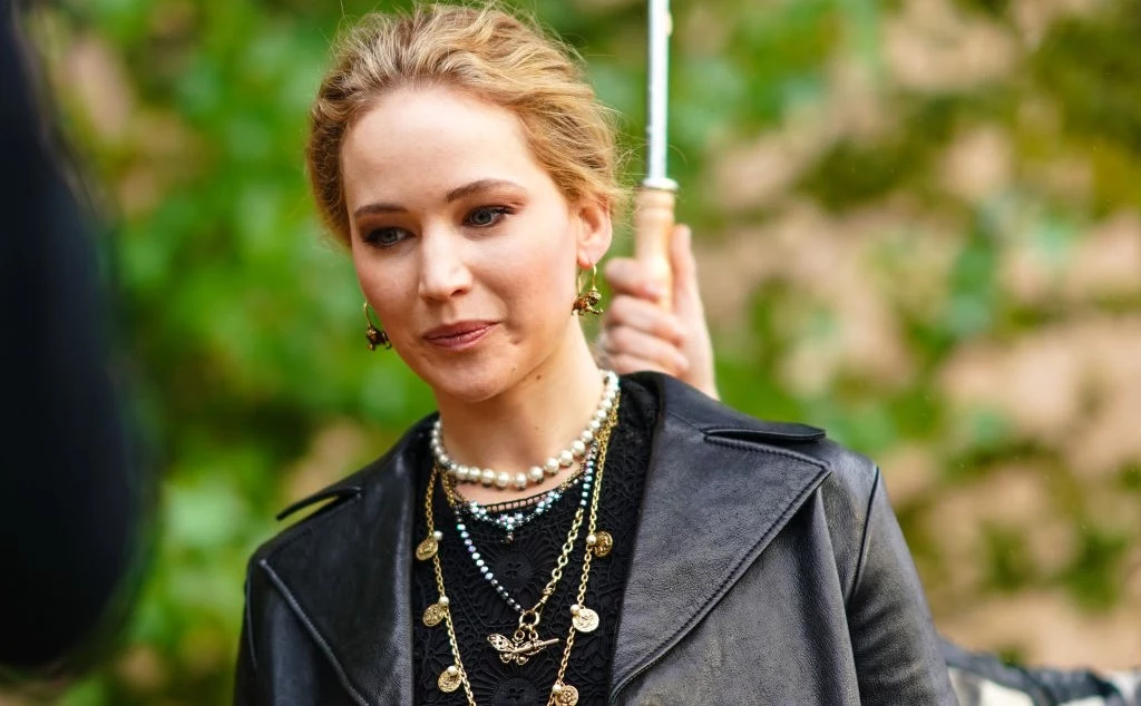 Jennifer Lawrence Jennifer Lawrence to typ „dziewczyny z sąsiedztwa”. Skromnością i autentycznością zdobyła serca widzów na całym świecie. Wychowała się w mieście Indian Hills w stanie Kentucky wśród starszych braci. W dzieciństwie niewiele miała kontaktu z innymi dziewczynkami. Mimo że jest jedną z lepiej opłacanych aktorek w Hollywood, luksus nie ma dla niej żadnego znaczenia. Nie zmienia apartamentów w Los Angeles na coraz to piękniejszy, nie korzysta także z rad stylistów. Za to chętnie wykorzystuje wszelkie kupony rabatowe i kupuje ubrania w tanich sieciówkach! Jej ślub ma być również bardzo skromny, a na weselu ma się znaleźć wyłącznie najbliższa rodzina aktorki. Jennifer Lawrence Jennifer Lawrence to typ „dziewczyny z sąsiedztwa”. Skromnością i autentycznością zdobyła serca widzów na całym świecie. Wychowała się w mieście Indian Hills w stanie Kentucky wśród starszych braci. W dzieciństwie niewiele miała kontaktu z innymi dziewczynkami. Mimo że jest jedną z lepiej opłacanych aktorek w Hollywood, luksus nie ma dla niej żadnego znaczenia. Nie zmienia apartamentów w Los Angeles na coraz to piękniejszy, nie korzysta także z rad stylistów. Za to chętnie wykorzystuje wszelkie kupony rabatowe i kupuje ubrania w tanich sieciówkach! Jej ślub ma być również bardzo skromny, a na weselu ma się znaleźć wyłącznie najbliższa rodzina aktorki.