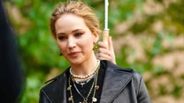 Jennifer Lawrence

Jennifer Lawrence to typ „dziewczyny z sąsiedztwa”. Skromnością i autentycznością zdobyła serca widzów na całym świecie. Wychowała się w mieście Indian Hills w stanie Kentucky wśród starszych braci. W dzieciństwie niewiele miała kontaktu z innymi dziewczynkami. 

Mimo że jest jedną z lepiej opłacanych aktorek w Hollywood, luksus nie ma dla niej żadnego znaczenia. Nie zmienia apartamentów w Los Angeles na coraz to piękniejszy, nie korzysta także z rad stylistów. Za to chętnie wykorzystuje wszelkie kupony rabatowe i kupuje ubrania w tanich sieciówkach! Jej ślub ma być również bardzo skromny, a na weselu ma się znaleźć wyłącznie najbliższa rodzina aktorki.
