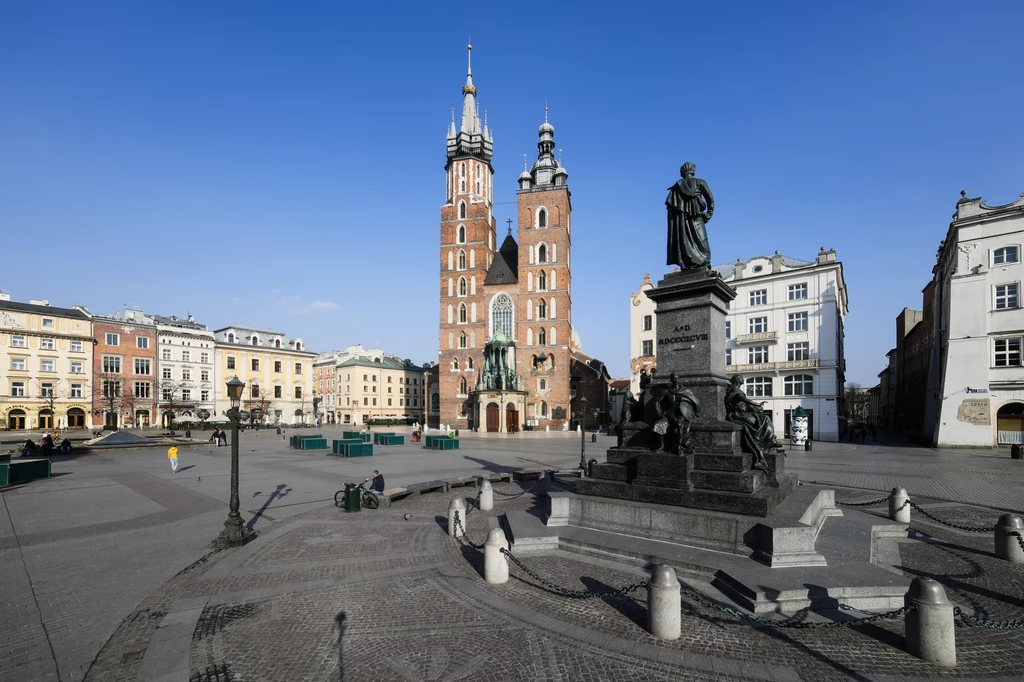 Opustoszały z powodu kwarantanny Rynek Główny w Krakowie Opustoszały z powodu kwarantanny Rynek Główny w Krakowie