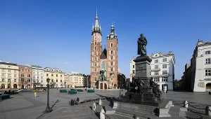 Opustoszały z powodu kwarantanny Rynek Główny w Krakowie