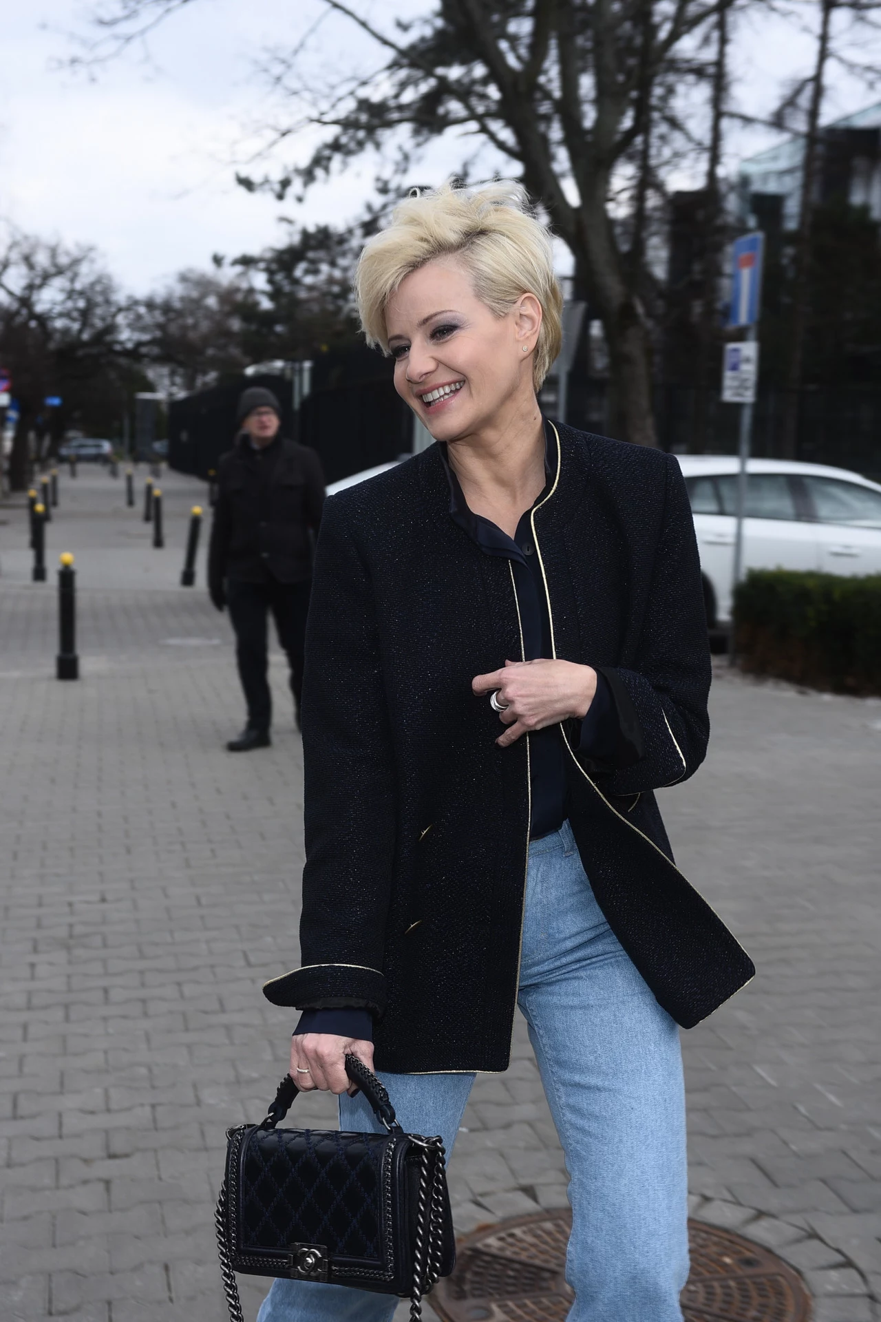 Małgorzata niejednokrotnie zachwyciła stylizacjami, pojawiając się na czerwonym dywanie. Tak też się stało, gdy założyła klasyczną czarną koszulę, marynarkę przeplataną złotą nitką i stylowe dżinsy. Małgorzata niejednokrotnie zachwyciła stylizacjami, pojawiając się na czerwonym dywanie. Tak też się stało, gdy założyła klasyczną czarną koszulę, marynarkę przeplataną złotą nitką i stylowe dżinsy.