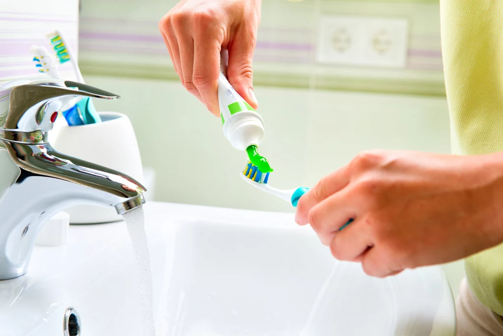 Zakręcając wodę przy myciu zębów, za każdym razem jesteśmy w stanie zaoszczędzić nawet 11 litrów wody