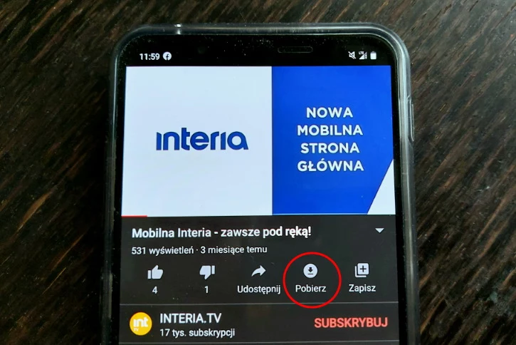 YouTube Premium umożliwia pobranie filmu do pamięci smartfona lub tabletu - trzeba skorzystać z zaznaczonej opcji