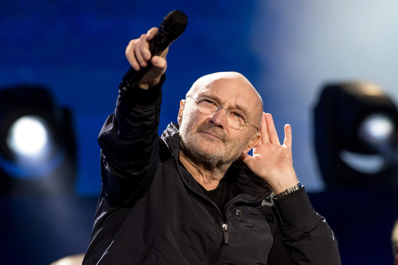 Phil Collins wybitny brytyjski piosenkarz, kompozytor, autor tekstów, multiinstrumentalista, producent muzyczny i członek zespołu Genesis. Na koncie ma takie nieśmiertelne klasyki jak "In The Air Tonight" i "Against All Odds". 