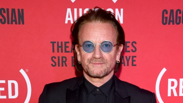 Bono to lider kultowej grupy U2, która działa nieprzerwanie od 1978 roku. Od końca lat 70. do teraz muzycy wydali łącznie 14 albumów studyjnych i wylansowali takie hit jak "Beautiful Day", "With Or Without You", "One" i "Pride (In The Name of Love)". 
