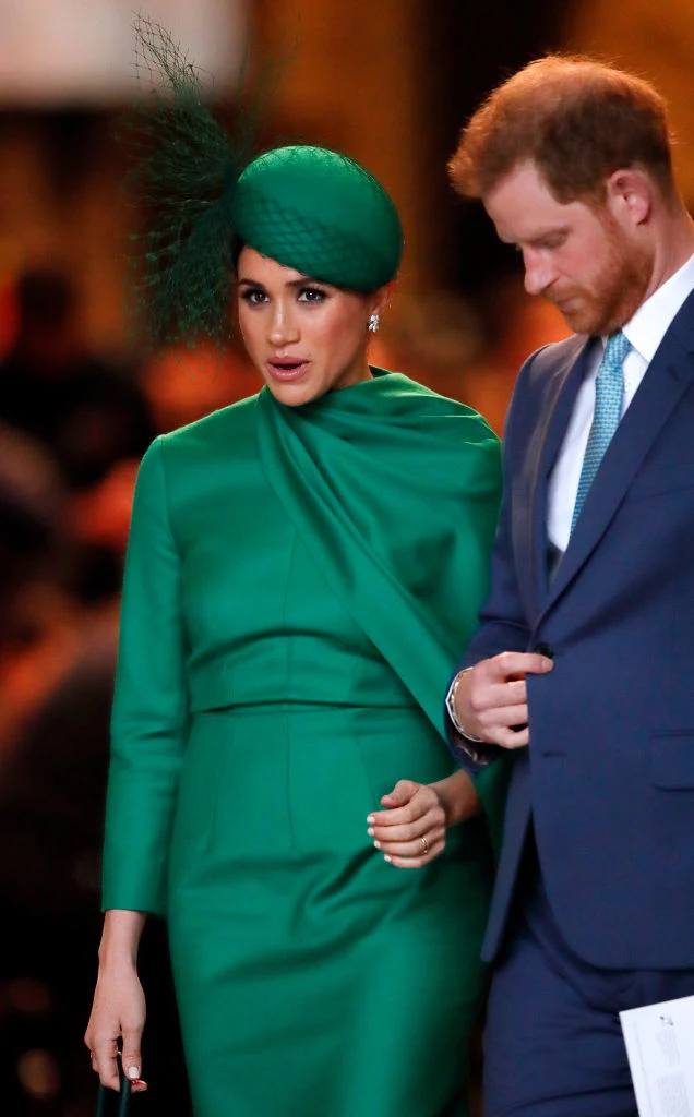 Mimo że monarchini nalegała, aby Sussexowie zostali czynnymi członkami rodziny królewskiej, to ci wciąż utrzymywali, że cieszą się z wypracowanego kompromisu i nie mogą się doczekać życia na własny rachunek. Mimo że monarchini nalegała, aby Sussexowie zostali czynnymi członkami rodziny królewskiej, to ci wciąż utrzymywali, że cieszą się z wypracowanego kompromisu i nie mogą się doczekać życia na własny rachunek.