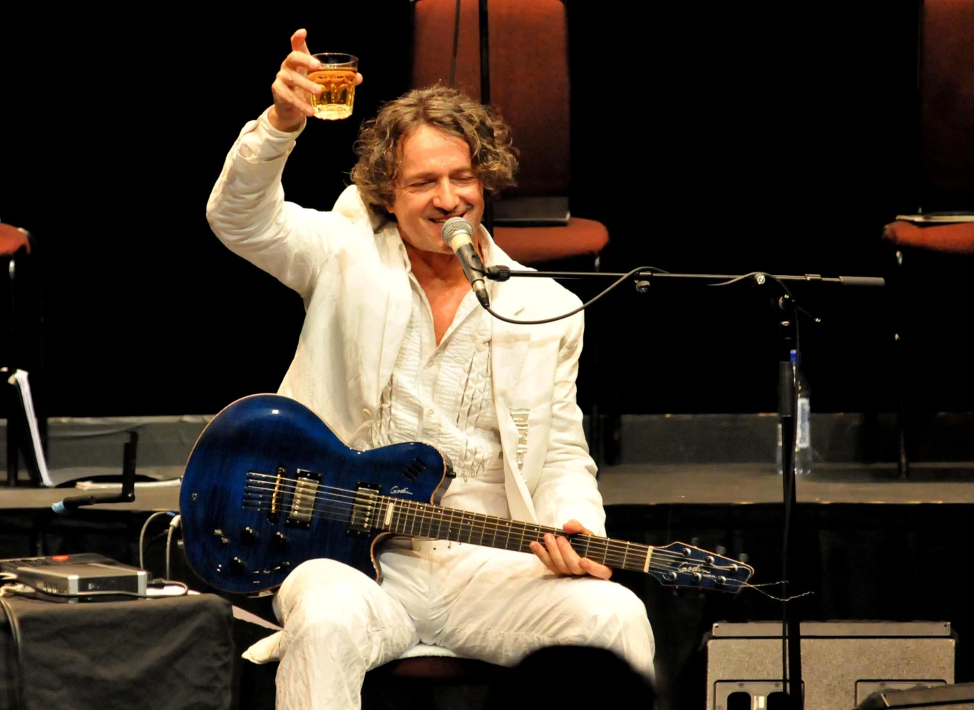 Nazywany "ikoną muzyki bałkańskiej" Goran Bregović urodził się w Sarajewie. Sam do dziś czuje się Jugosłowianinem, choć taki kraj już nie istnieje. Jego matka była Serbką, a ojciec Chorwatem. Muzykowanie rozpoczął jeszcze jako nastolatek, grając na gitarze muzykę ludową. Rockiem zainteresował się pod koniec lat 60. i przez kilka lat występował w lokalnych sarajewskich zespołach. W 1971 roku założył grupę Jutro, z którą wydał dwa single. Na drugim z nich znalazła się piosenka "Kad bih bio bijelo dugme" i tytułowe "Bijelo Dugme", które zostaje przyjęte jako nowa nazwa zespołu w styczniu 1974 roku.
