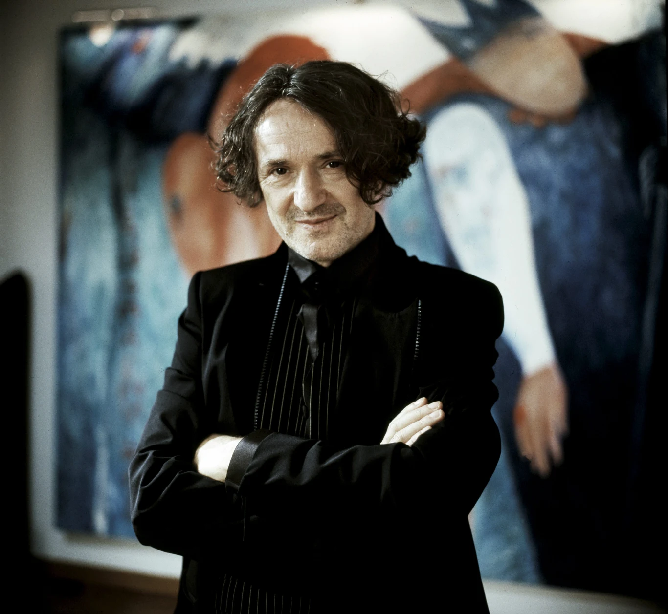 W drugiej połowie lat 70. Jugosławię ogarnia prawdziwa "Dugmemania". Zespół Bijelo Dugme sprzedaje swoje płyty w niespotykanych dotąd w 20-milionowej Jugosławii nakładach sięgających 300 tysięcy egzemplarzy. Granicząca z histerią popularność grupy sprawia, że w tym socjalistycznym kraju dochodzi do burzliwych debat telewizyjnych z udziałem socjologów, kulturologów i przedstawicieli partii komunistycznej, które miały wyjaśnić czy ten fenomen stanowi zagrożenie dla młodzieży. Bregović jako kompozytor i autor tekstów od początku istnienia Bijelo Dugme wplatał do muzyki zespołu elementy bałkańskiego folkloru. Jednak dopiero w połowie lat 80. zdecydował się na otwarty flirt z ludową tradycją muzyczną i tematyką. Przynosi to drugi boom popularności zespołu, który nie tylko ustanawia nowe rekordy nakładów płyt, dochodzące do nawet 600 tysięcy egzemplarzy, ale początkuje prawdziwą falę folk rockowych wykonawców, którzy do dziś cieszą się niezmienną popularnością w krajach byłej Jugosławii. Do momentu rozwiązania w 1989 roku Bijelo Dugme wydało 14 albumów, z których wszystkie zdobyły miano złotych lub platynowych płyt. Goran Bregović w 2012 r.