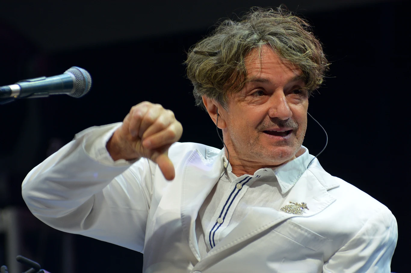 Na początku lat 80. Bregović poznaje o pięć lat od siebie młodszego reżysera filmowego - Emira Kusturicę. Obaj pochodzą z Sarajewa i mają podobne zainteresowania. W 1988 roku Bregović rozpoczyna współpracę z Kusturicą przy jego trzecim filmie fabularnym "Czas cyganów". Kolejne dwa zrealizowane wspólnie filmy "Arizona Dream" i "Underground" (Złota Palma na festiwalu w Cannes) odnoszą wielki światowy sukces, a Bregović otrzymuje oferty współpracy od reżyserów z całego świata. W następnych latach pracuje z wieloma filmowcami (m.in. Philomenem Esposito, Duśanem Prelevićem, Draganą Antonijević, Peatrice Cheraudem, Ademirem Kenovićem), a na jego filmowych albumach pojawiają się gwiazdy muzyki pop jak Scott Walker, Iggy Pop czy Ofra Haza. Szczególne uznanie zyskuje album Gorana z muzyką do francuskiej superprodukcji "Królowa Margot".