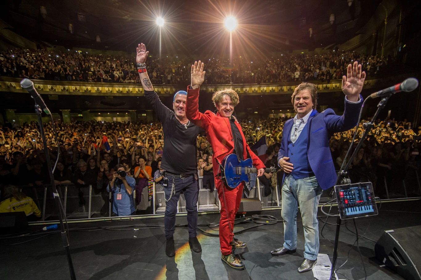 Grupa Bijelo Dugme reaktywowała się w 2005 r. na trzy specjalne koncerty. Goran Bregović w 40. rocznicę wydania debiutanckiego albumu "Kad bi' bio bijelo dugme" przypomniał ten materiał, wspierany przez wokalistę grupy Alena Islamovicia (z prawej). Na scenie u boku Bregovicia pojawiał się także drugi wokalista Mladen Vojicic "Tifa" (z lewej).