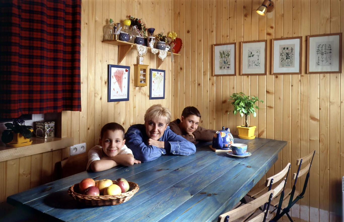 Poza dwójką synów z małżeństwa z Leszkiem Kieniewiczem, Młynarska jest także matką dwóch adoptowanych córeczek. Dziennikarka twierdzi, że w wychowywaniu dzieci najważniejsza jest uczciwość.

- Kiedyś odwiedziła nas pani Kalina Jędrusik. Bardzo przeklinała, a moi rodzice się z tego zaśmiewali. Potem tata mi wytłumaczył, że są brzydkie słowa, których mówić nie wypada. Jednak, dodał, te tutaj zostały użyte w humorystycznym kontekście, dla podkreślenia sytuacji. Dziś, w moim domu, nie używamy słowa na "k" i innych ordynarnych przerywników, ale zdarza nam się soczyście zakląć. Wszystko jest dla ludzi. Z przeklinaniem jest jak z piciem alkoholu - trzeba wiedzieć, kiedy i na ile można sobie pozwolić. A na pewno trzeba to tłumaczyć dzieciom - uważa Młynarska.