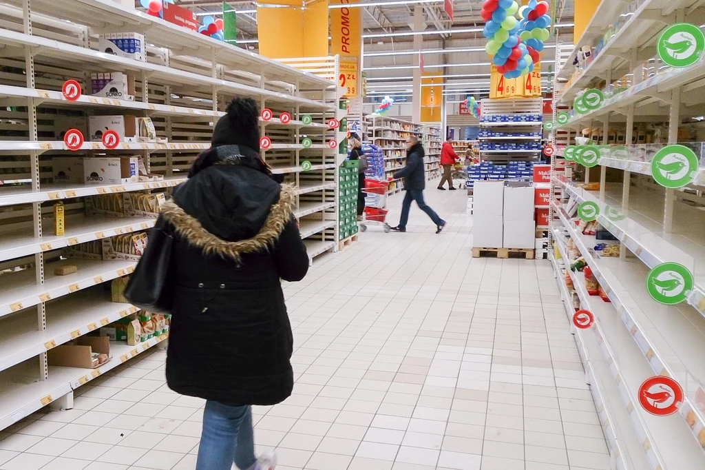 Puste półki w jednym z gdańskich sklepów