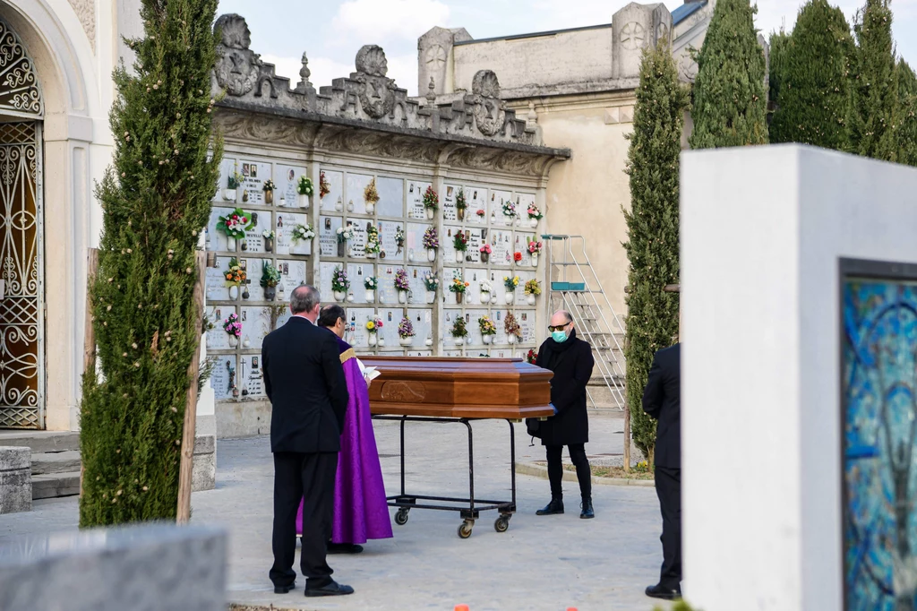 Włoski premier zaapelował do rodaków o "maksymalny spokój". Włoski premier zaapelował do rodaków o "maksymalny spokój".