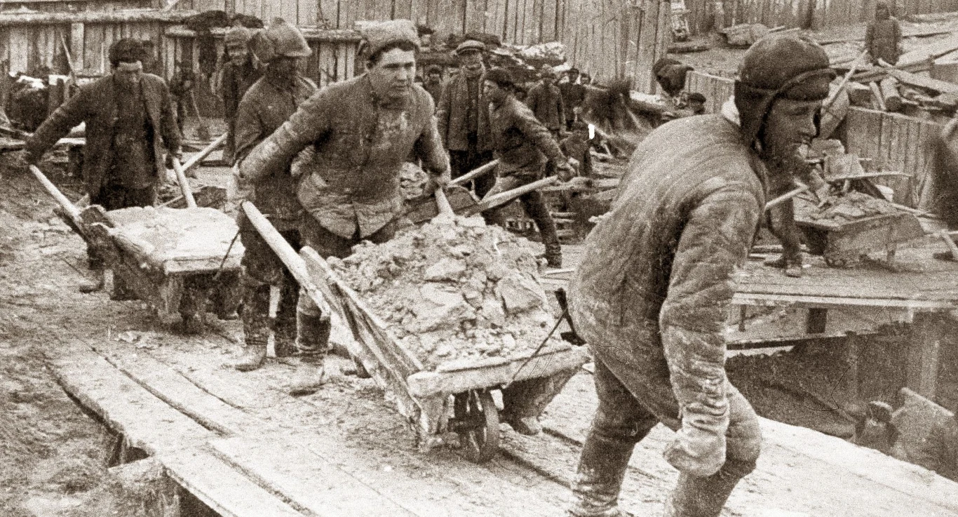 Więźniowie gułagów byli główną siłą napędową radzieckiej gospodarki. Tutaj podczas budowy kanału Białomorsko-Bałtyckiego Więźniowie gułagów byli główną siłą napędową radzieckiej gospodarki. Tutaj podczas budowy kanału Białomorsko-Bałtyckiego