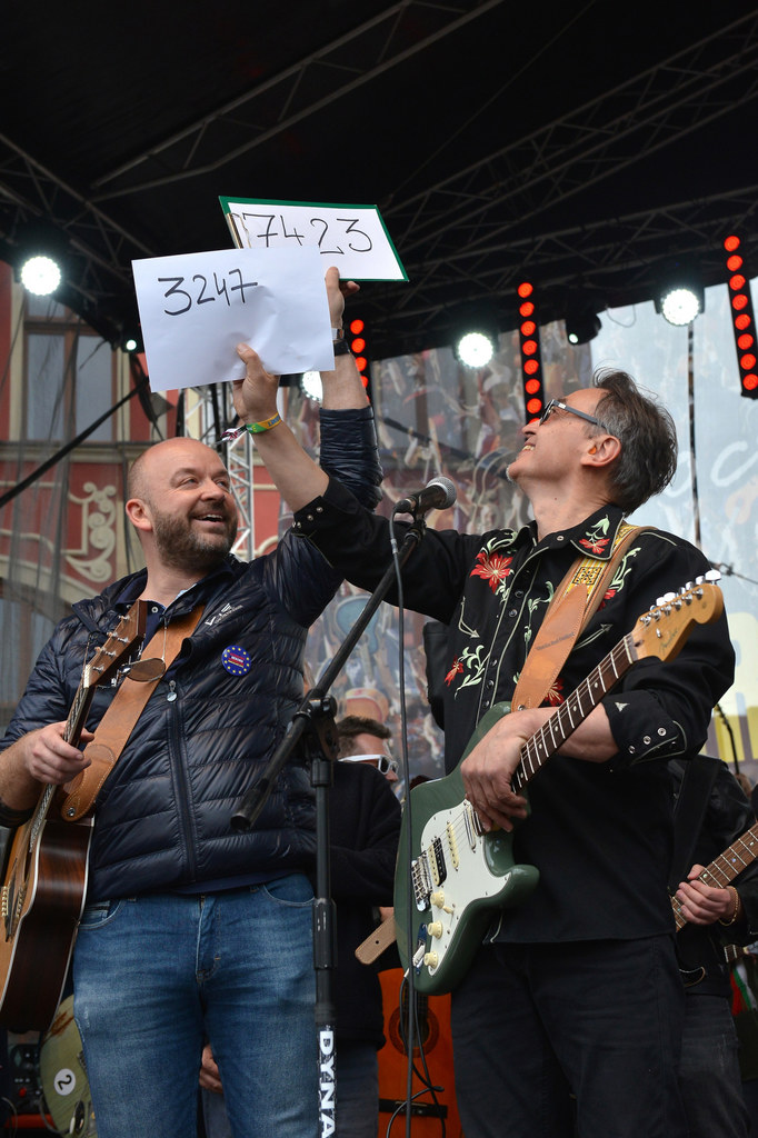 Prezydent Wrocławia Jacek Sutryk i Leszek Cichoński podczas Gitarowego Rekordu Guinnessa w 2019 r.