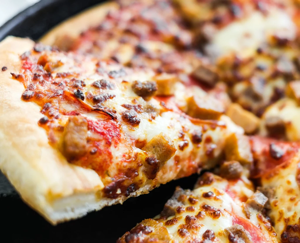 Pizza z patelni nie zawiera drożdży, ale i tak się udaje!