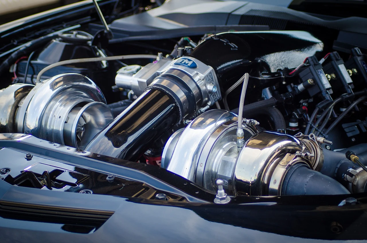 Turbosprężarka W pogoni za osiągami producenci samochodów sportowych sięgnęli również po turbosprężarki. To rozwiązanie nie wywodzi się co prawda bezpośrednio z motorsportu, ale to właśnie dzięki niemu zdobyło tak dużą popularność w przemyśle motoryzacyjnym. Pierwszym samochodem wyścigowym z turbosprężarką była Toyota 7 z 1970 roku, a w latach 80. turbodoładowanie zdobyło ogromną popularność w światowych rajdach. To właśnie dzięki niemu szalone auta Grupy B były… tak szalone i osiągały moce przekraczające 500 KM z około dwóch litrów pojemności. 