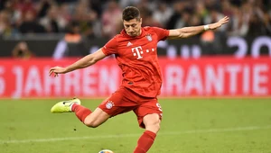 Robert Lewandowski wykonuje rzut karny przeciwko Tottenhamowi w towarzyskim turnieju Audi Cup