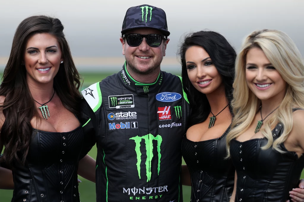 Kiedy więc okazało się, że trzeba odwołać Nascar, czyli zawody największej organizacji wyścigowej w Stanach Zjednoczonych, która odpowiada za takie serie, jak Monster Energy Nascar Cup Series, Xfinity Series i Gander Outdoors Truck Series, Fox Sports szybko musiało coś wymyślić. Kiedy więc okazało się, że trzeba odwołać Nascar, czyli zawody największej organizacji wyścigowej w Stanach Zjednoczonych, która odpowiada za takie serie, jak Monster Energy Nascar Cup Series, Xfinity Series i Gander Outdoors Truck Series, Fox Sports szybko musiało coś wymyślić.