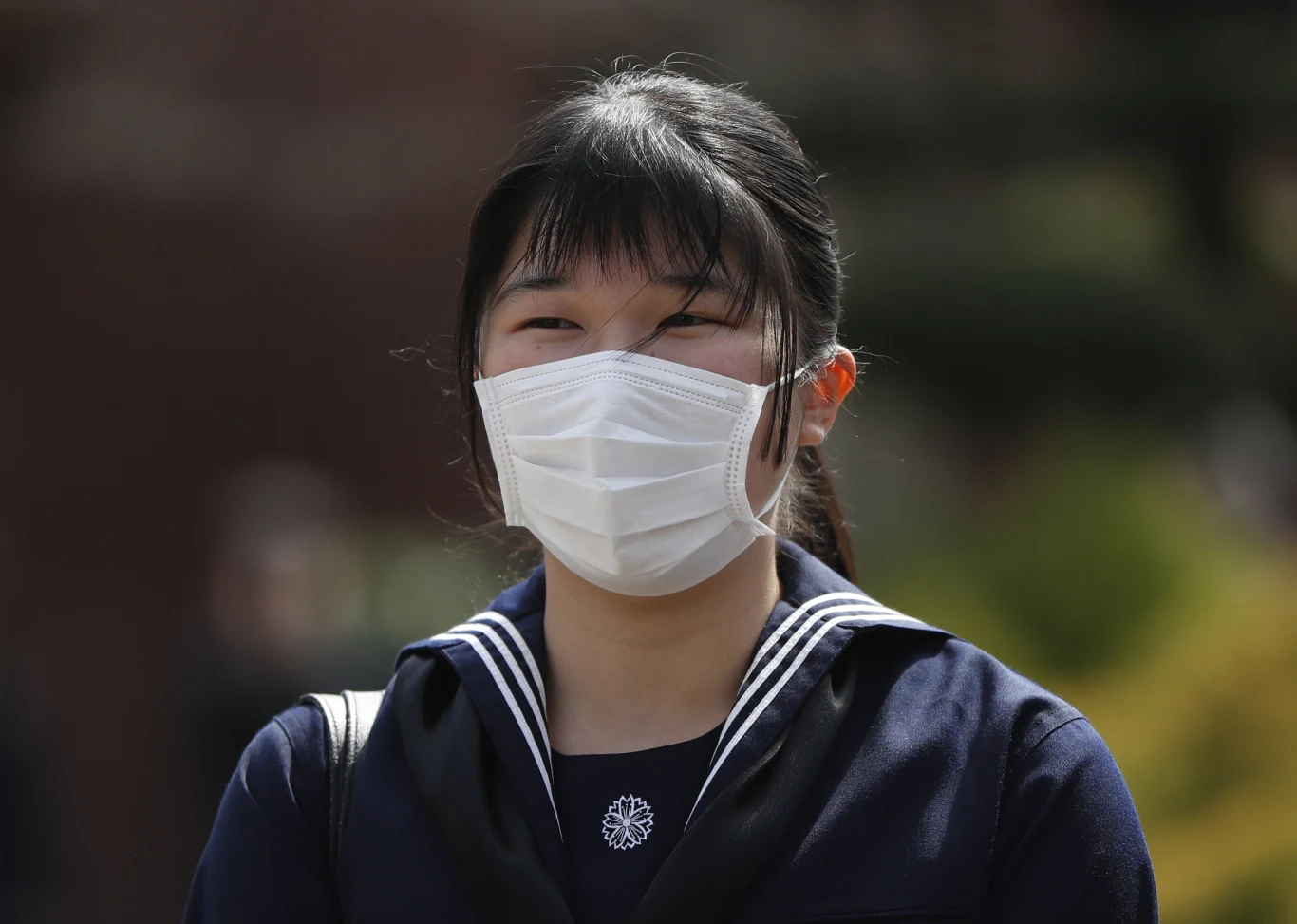 Sharp założył dzienną produkcję na poziomie 150 tysięcy masek do końca marca. Również Foxconn stworzył specjalną linię służącą do tworzenia maseczek chirurgicznych.