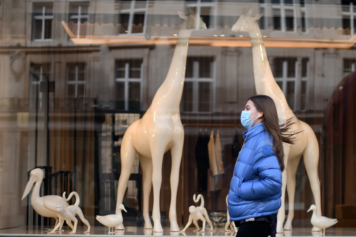 Ponadto Microsoft czasowo przekazał służbom medycznym swoje oprogramowanie. Jak więc widzimy, wszyscy robią co mogą, aby tylko zatrzymać tę epidemię, choć nie brak głosów, iż niewiele przedsiębiorstw zdecydowało się na konkretne działania w sprawie COVID-19. 