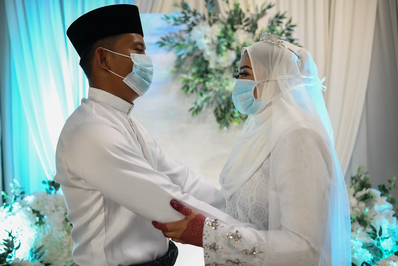 Światowa Organizacja Zdrowia na początku marca oszacowała, że w walce z koronawirusem będzie potrzebne miesięcznie około 89 milionów masek ochronnych. WHO stwierdziła też, iż ich produkcja powinna wzrosnąć o 40 procent.