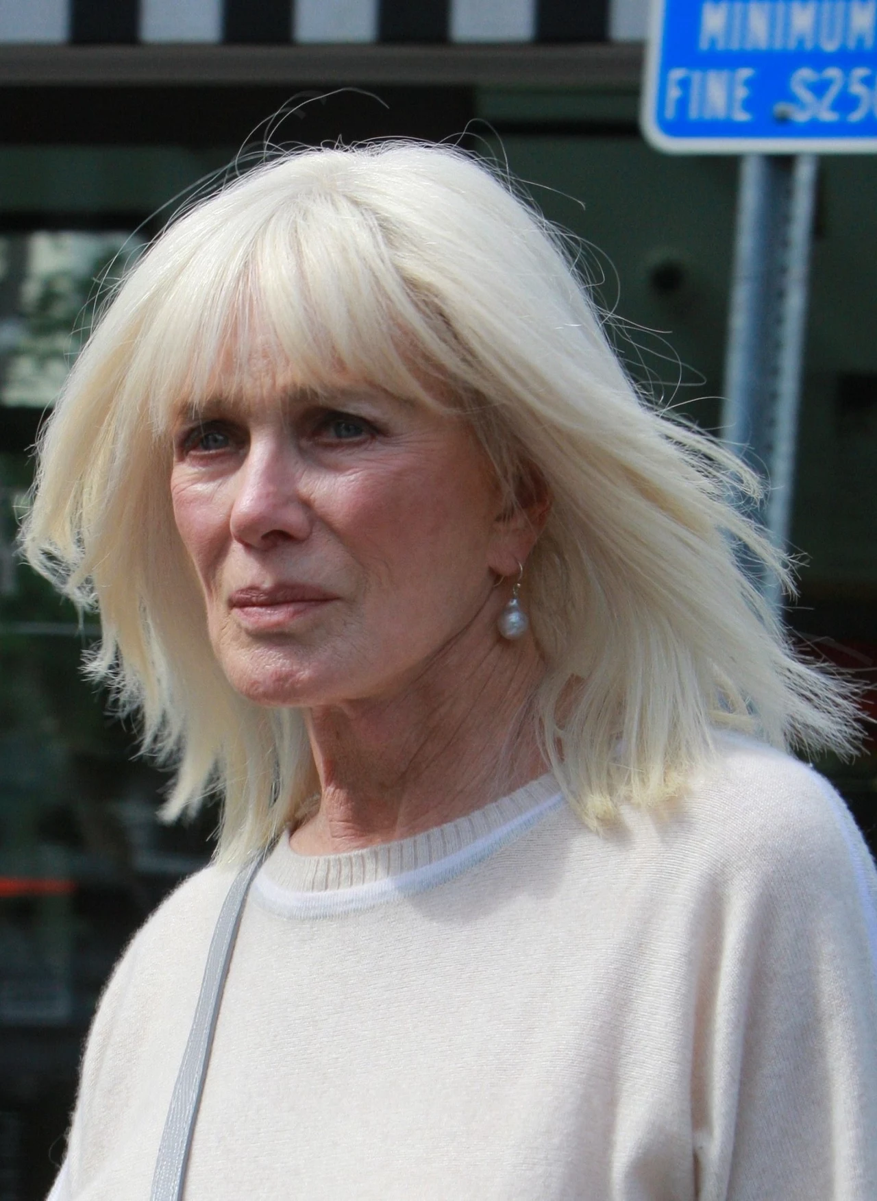 Teraz jednak Evans zdaje się wychodzić na prostą. Ostatnio w zagranicznych tabloidach pojawiły się jej zdjęcia. Widać na nich aktorkę, która ubrana w jeansy i bluzę wybrała się na spacer. Ładna fryzura i szczupła sylwetka sprawiają, że trudno uwierzyć, iż Linda dobiega już 80-tki. Teraz jednak Evans zdaje się wychodzić na prostą. Ostatnio w zagranicznych tabloidach pojawiły się jej zdjęcia. Widać na nich aktorkę, która ubrana w jeansy i bluzę wybrała się na spacer. Ładna fryzura i szczupła sylwetka sprawiają, że trudno uwierzyć, iż Linda dobiega już 80-tki.