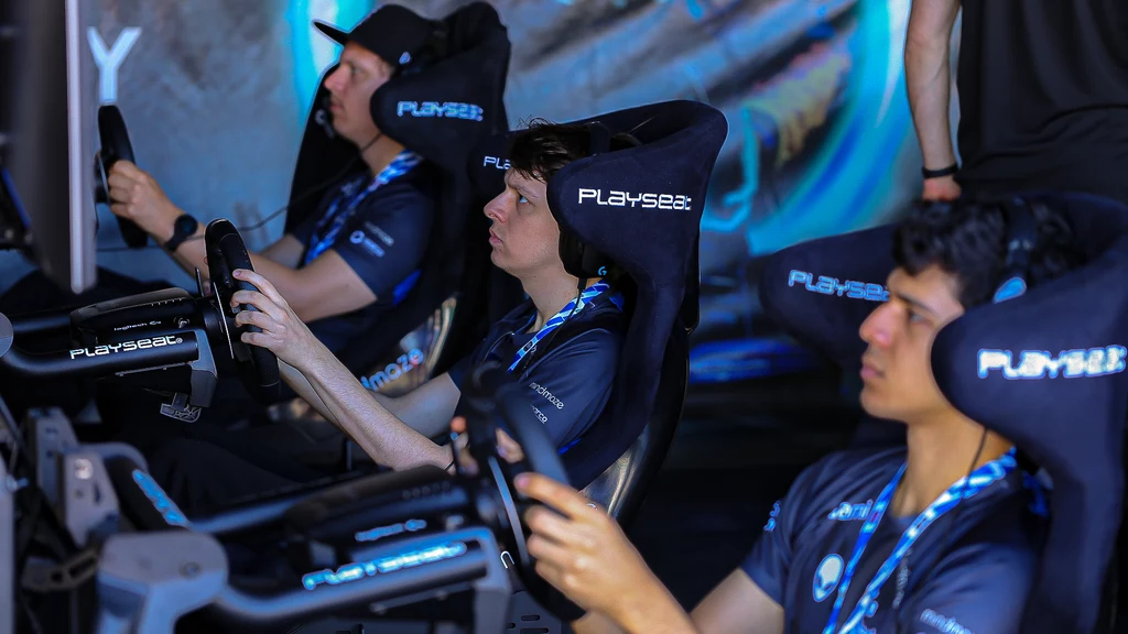 Logitech G i McLaren stoją na czele trwającej ewyścigowej rewolucji. Zawody takie jak McLaren Shadow Project i Logitech G Challenge odegrały kluczową rolę w szybkim wzroście społeczności i zainteresowaniu tą formą esportu. W 2018 i 2019 roku oba wydarzenia łącznie przyciągnęły ponad milion zawodników, zarówno w zawodach mobilnych, jak i PC. W następstwie odnowionej współpracy McLaren i Logitech G połączą swoje wysiłki, aby stworzyć jedną emocjonującą rywalizację - G Challenge 2020. Logitech G i McLaren stoją na czele trwającej ewyścigowej rewolucji. Zawody takie jak McLaren Shadow Project i Logitech G Challenge odegrały kluczową rolę w szybkim wzroście społeczności i zainteresowaniu tą formą esportu. W 2018 i 2019 roku oba wydarzenia łącznie przyciągnęły ponad milion zawodników, zarówno w zawodach mobilnych, jak i PC. W następstwie odnowionej współpracy McLaren i Logitech G połączą swoje wysiłki, aby stworzyć jedną emocjonującą rywalizację - G Challenge 2020.