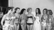 Pierwsze wybory Miss Świata odbyły się w 1951 roku w Anglii. W konkursie brało udział zaledwie 26 kandydatek, a tytuł najpiękniejszej kobiety zdobyła Szwedka - Kerstin 'Kiki' Hakansson (na zdjęciu w białej sukience).  