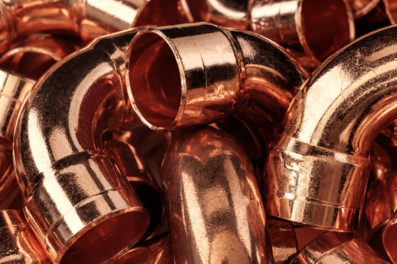 Na drugim końcu tej listy znajdują się zaś materiały wyjątkowo nieprzyjazne dla SARS- CoV – 2. Jak się okazuje, koronawirus nie przepada za miedzią. Jak podają autorzy artykułu, opublikowanego w „The New England Journal of Medicine”: na miedzianych powierzchniach koronawirus utrzymuje się zaledwie cztery godziny. Zaskakujące? Nie do końca, a przynajmniej nie dla tych, którzy interesują się fizyką lub mikrobiologią. Specjaliści z zakresu tych dziedzin od dawna mówią, że miedź ma naturalne właściwości pozwalające na unicestwienie rozmaitych drobnoustrojów - od bakterii, przez wirusy i pleśnie, po grzyby. Według badań przeprowadzonych na uniwersytecie Southampton w Wielkiej Brytanii, metal ten jest w stanie hamować rozwój m.in. gronkowca złocistego, pałeczki E.Coli, paciorkowca, czy norowirusów. 