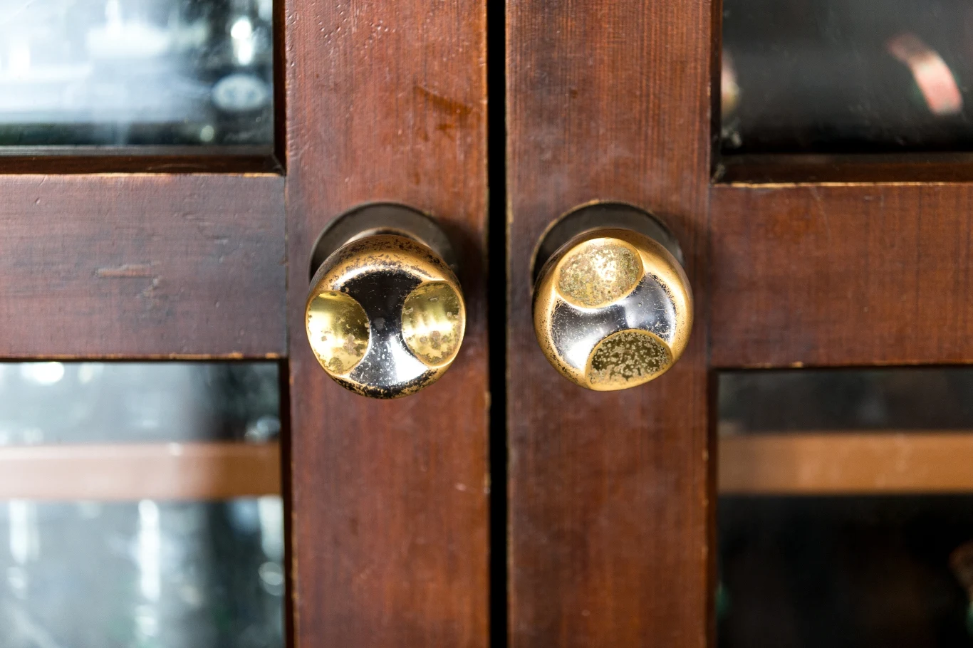 Wiedza o właściwościach miedzi sprawia, że coraz częściej myśli się o stosowaniu jej na szeroką skalę np. w szpitalach czy urzędach. Są już nawet pionierzy w tej dziedzinie: kilka lat temu francuskie miasto Bezannes zainstalowało miedziane poręcze i klamki w szkołach, urzędach i innych budynkach użyteczności publicznej. O miedzi, choć raczej ze względów estetycznych niż bakteriobójczych, coraz częściej myślą też współcześni dizajnerzy. Metal, przez lata zapomniany, teraz jest coraz chętniej wykorzystywany do wykonywania przedmiotów takich jak: tace, dzbanki, konewki, lampy, czy wanny. Eksperci z dziedziny aranżacji wnętrz twierdzą, że ten złoty metal skandynawskim aranżacjom dodaje elegancji, a industrialnym – nieco cieplejszego charakteru. 