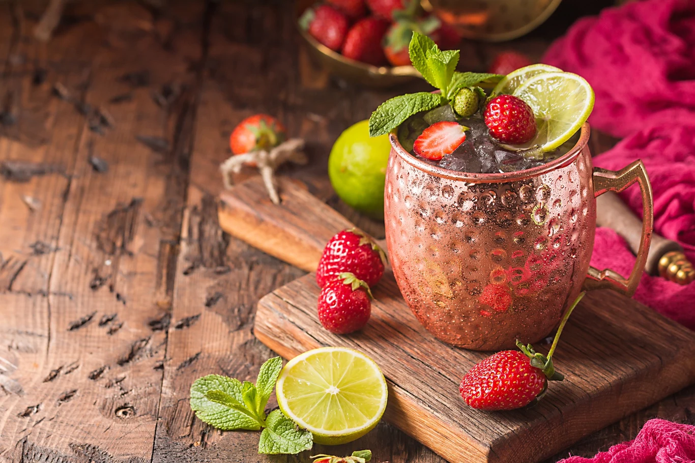 Co więcej – antyseptyczne właściwości miedzi znane były na długo przed tym, zanim na świecie pojawiły się wyposażone w mikroskopy laboratoria. Starożytni Egipcjanie wykorzystywali ten metal do uzdatniania wody oraz dezynfekcji ran, a Rzymianie wykonywali z niego naczynia. O antyseptycznych właściwościach miedzi wspominał również Hipokrates. Odpowiedzialne za tę "dezynfekcję" są jony miedzi, które wnikają we wnętrze komórek bakteryjnych i blokują ich mechanizmy życiowe, uniemożliwiając im oddychanie oraz przemianę materii. Podobny mechanizm obserwujemy w przypadku wirusów: miedź uszkadza ich enzymy i hamuje rozwój drobnoustrojów. 